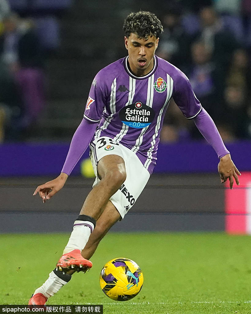 曼城小将埃切维里即将租借加盟勒沃库森：从青训新星到德甲前锋的蜕变之路